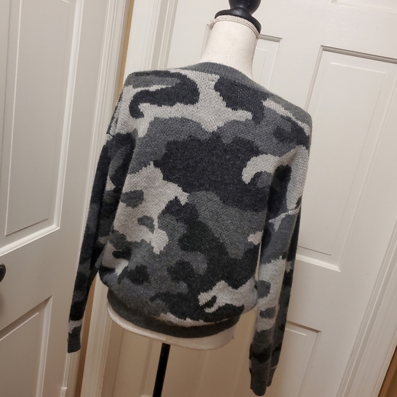 Lucky Brand Camo Print Knit Sweater size Medium - Picture 4 of 9